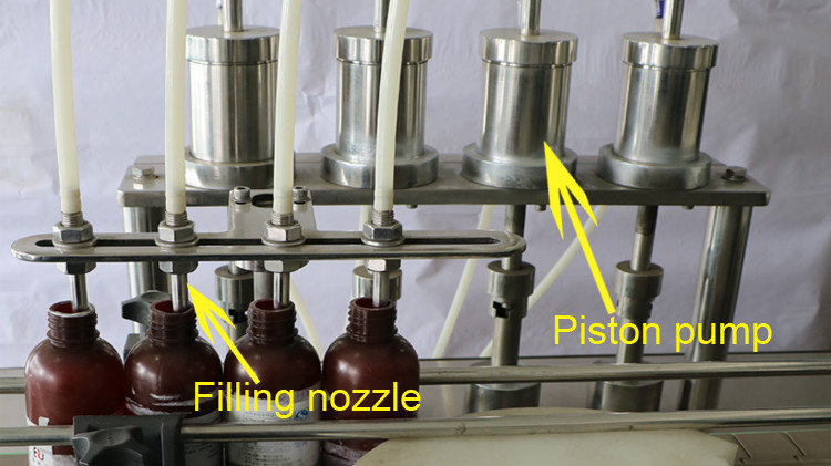 Riempitrice per bottiglie rotonde da 500 ml con tappo di chiusura e ruota a stella in funzione