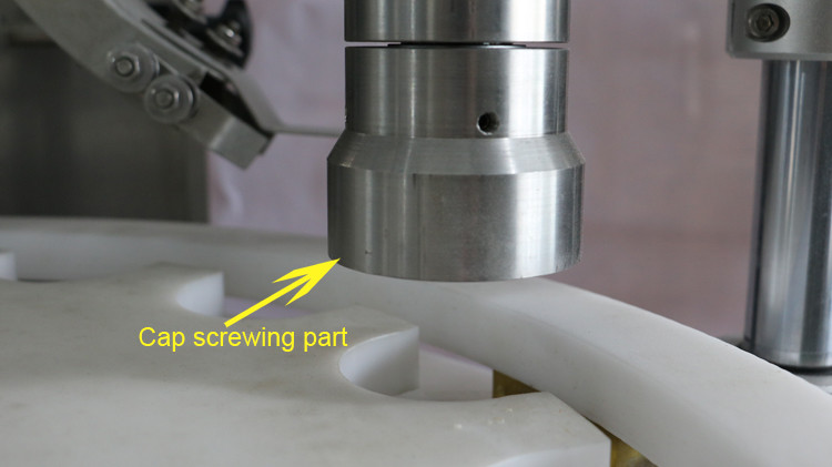 Riempitrice per bottiglie rotonde da 500 ml con tappo di chiusura e ruota a stella in funzione